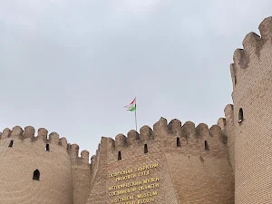 Зубчатые стены крепости